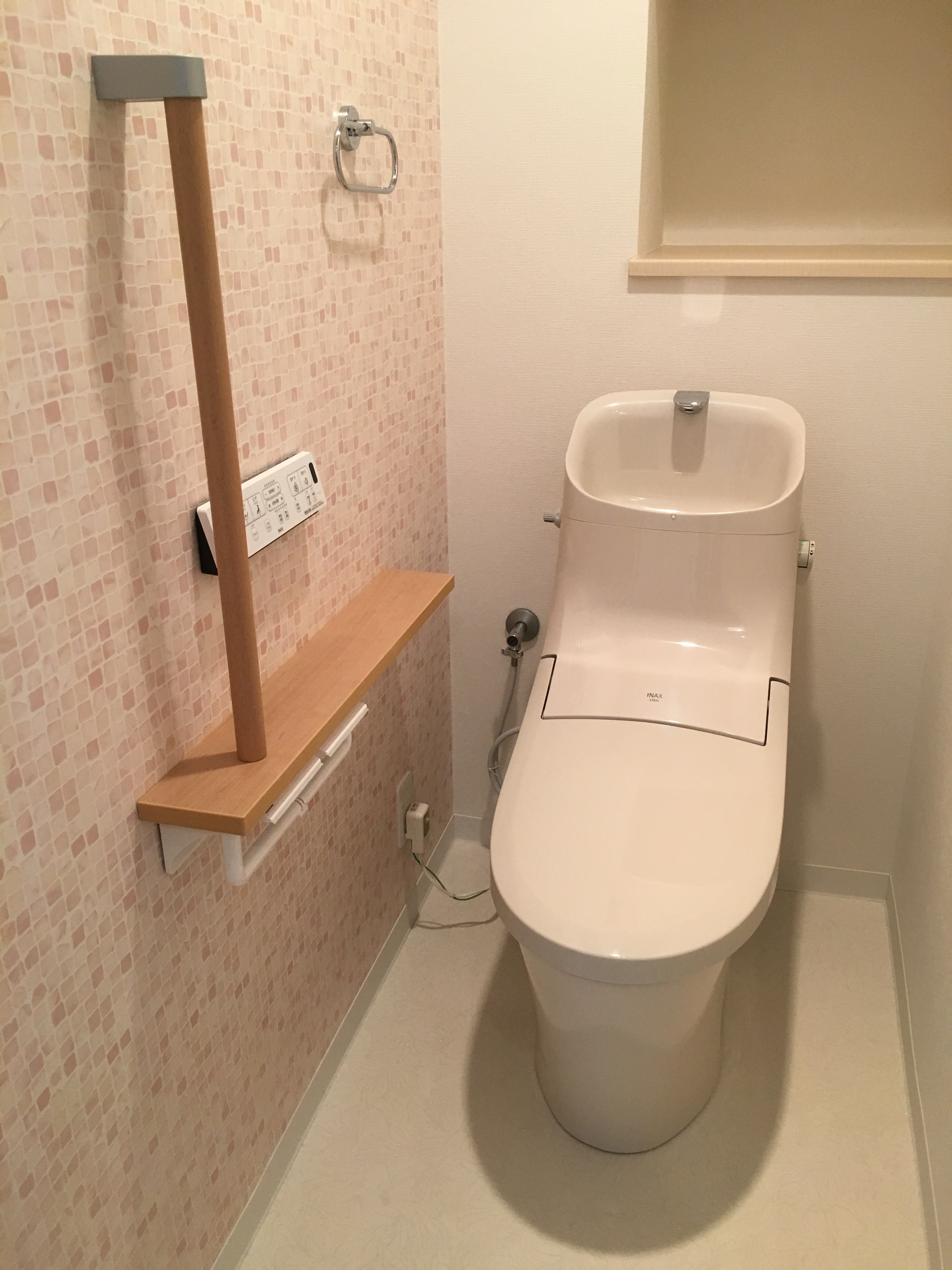 可愛いアクセントクロスのトイレ マンションリノベーション 札幌 I E Sリビング倶楽部
