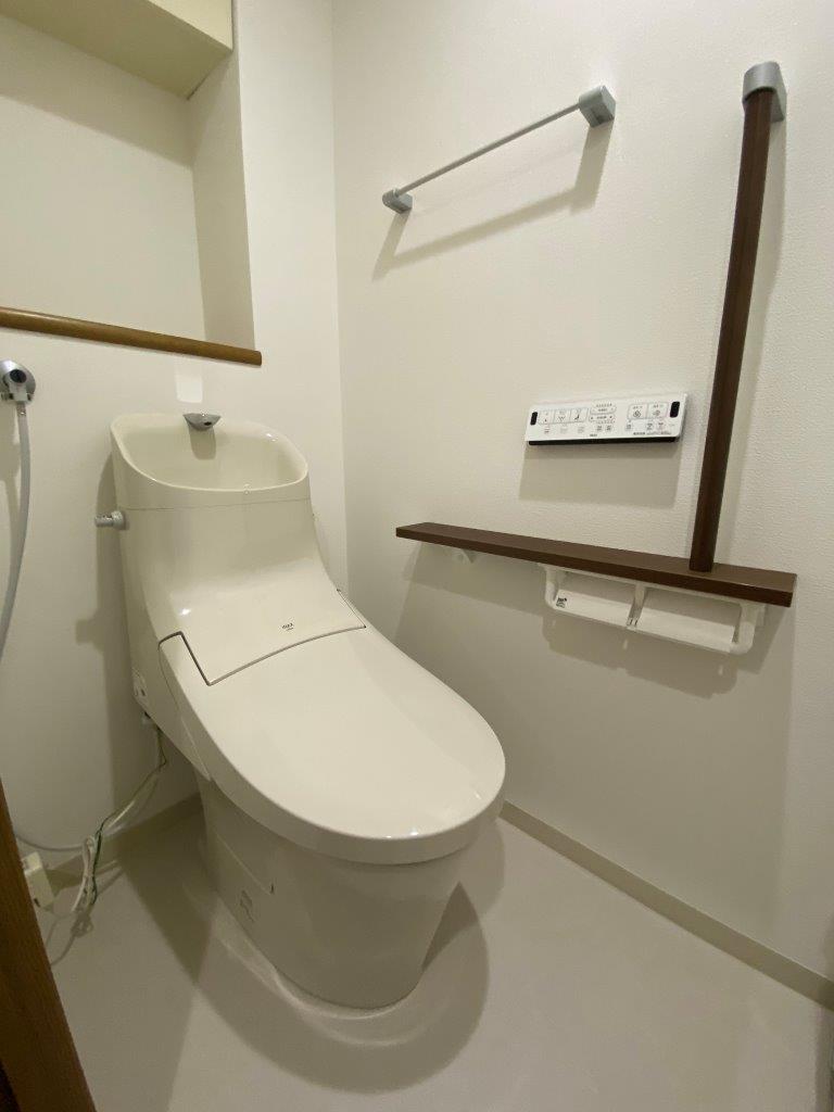 シンプルな一体型トイレ+棚つき手すり新設 マンションリノベーション 札幌 i・e・sリビング倶楽部