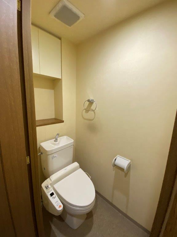 シンプルな一体型トイレ+棚つき手すり新設 マンションリノベーション 札幌 i・e・sリビング倶楽部